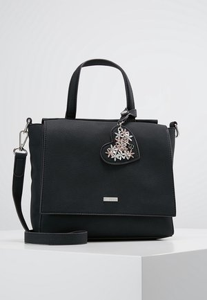 Borsetta nera, texture elegante, con forma rettangolare. Presenta due manici corti, una tracolla removibile e un ciondolo floreale a forma di cuore.
