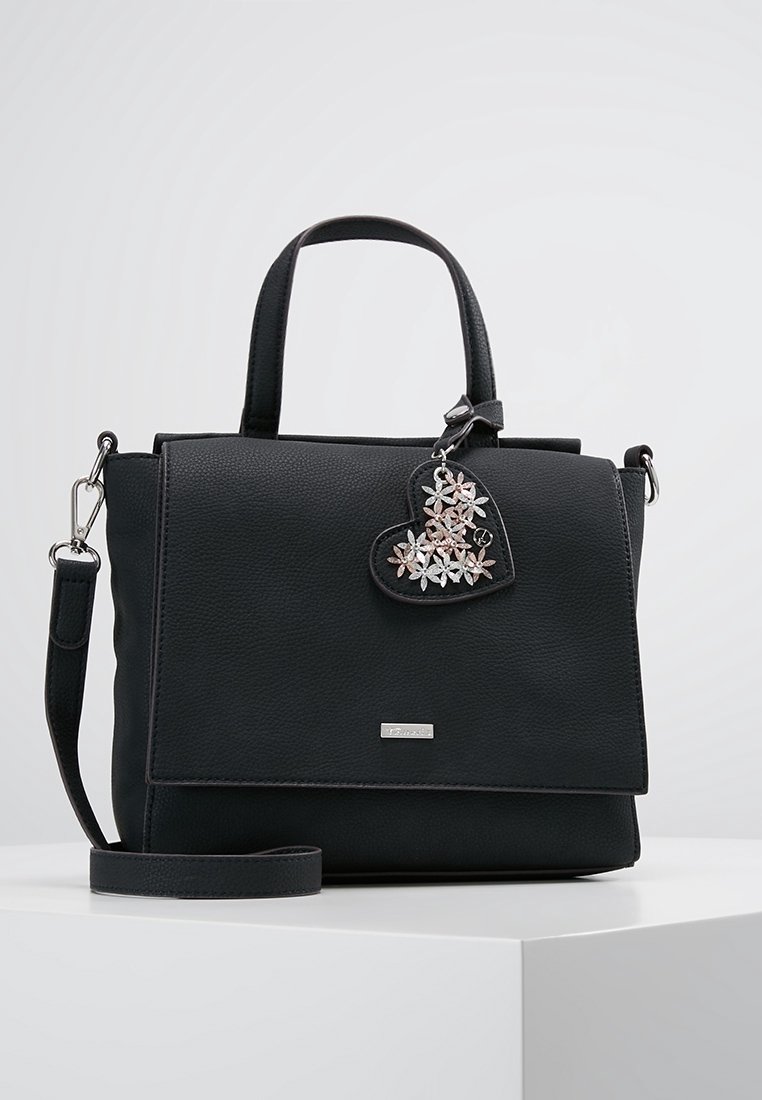 Svart, texturerad handväska med rektangulär form. Har två korta handtag, en avtagbar axelrem och en hjärtformad blomsterberlock.