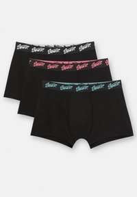 Trzy pary czarnych bokserek o różnych kolorach elastycznych pasów w talii: jedna z białymi napisami, jedna różowa i jedna niebieska.