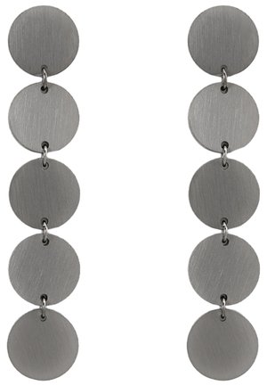 De longues boucles d'oreilles pendantes avec des finitions mate et lisse alternées, comportant des éléments métalliques circulaires d'une couleur grise uniforme.