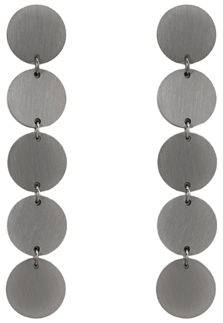 Lang hangende oorbellen met afwisselend gladde en geborstelde matte afwerkingen, met cirkelvormige metalen elementen in een uniforme grijze kleur.
