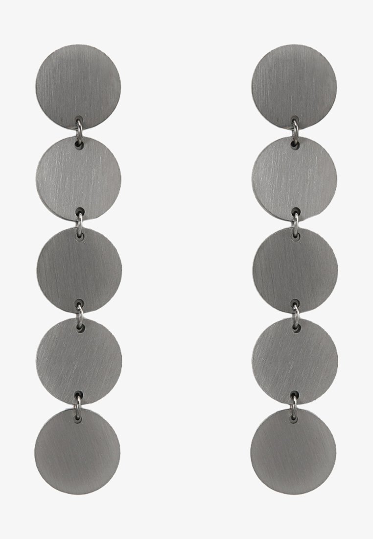 Lang hangende oorbellen met afwisselend gladde en geborstelde matte afwerkingen, met cirkelvormige metalen elementen in een uniforme grijze kleur.