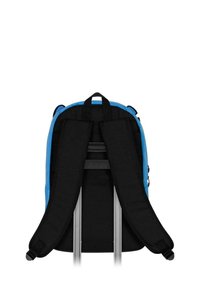 Mochila de tela azul con correas negras, que incluye un asa en la parte superior y un bolsillo con cremallera. Las correas están acolchadas para mayor comodidad.