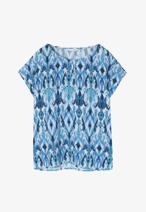 Blusa de manga corta en varios tonos de azul con un patrón geométrico. Presenta un cuello redondo y un detalle de botones en la parte delantera. Textura de tela suave.