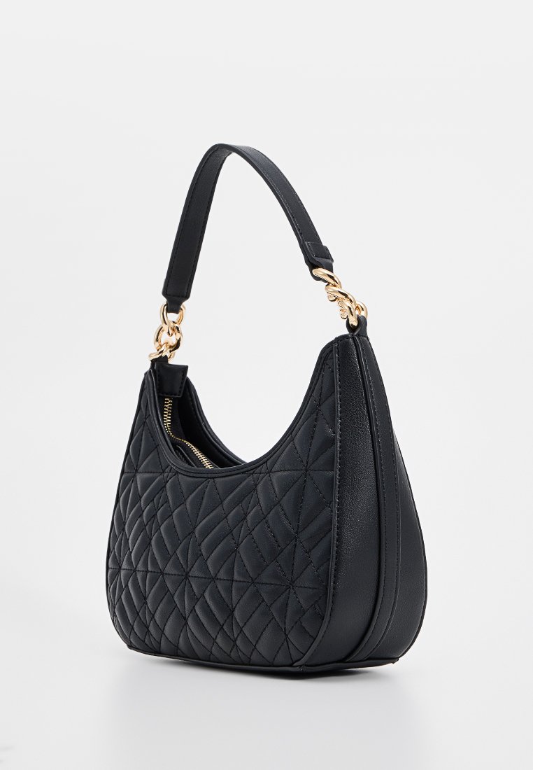 Schwarze, gesteppte Leder-Handtasche mit geschwungener Form. Verfügt über einen kurzen Griff und goldfarbene Hardware-Details. Reißverschlussöffnung an der Oberseite.