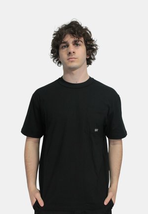 T-shirt in cotone nero con collo rotondo, maniche corte e taschino sul petto. Presenta un piccolo dettaglio del logo sopra la tasca.