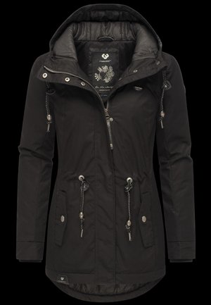 Chaqueta negra con capucha para mujer, con cierre frontal de cremallera, cordones ajustables en la cintura y la capucha, y bolsillos con solapa y botones.