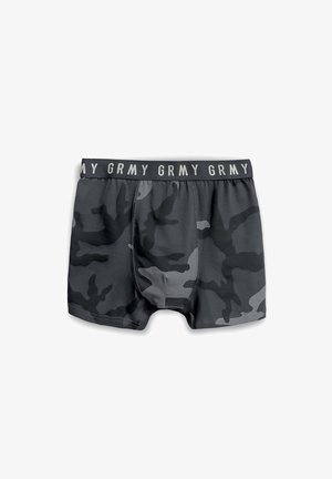 Bóxer de patrón de camuflaje gris con una cinturilla elástica negra que presenta el texto repetido "GRMY" en gris claro. Textura de tela suave.