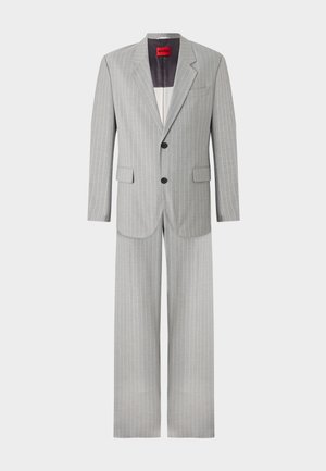Traje gris de rayas con chaqueta de solapa muesca, dos botones y pantalones de pierna ancha a juego. Hecho de una tela suave y liviana.