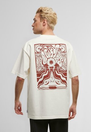 Off-white oversized t-skjorte med et stort brunt grafisk trykk på ryggen, med abstrakte former og design, korte ermer og en avslappet passform.