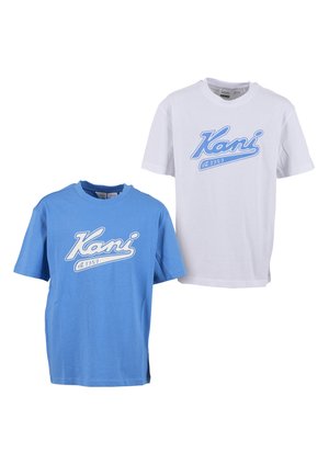 Kaks lühikeste varrukatega T-särki, üks hele sinine ja üks valge, mõlemal ees "Kani est. 1989" käsitsi kirjutatud logo.