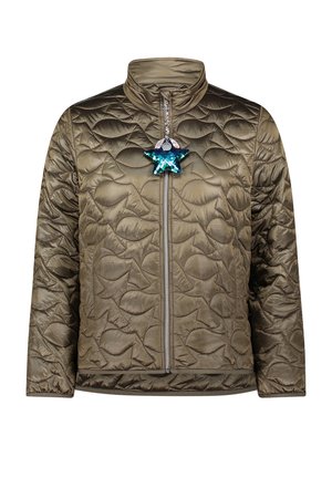 Giacca verde oliva trapuntata con motivi di cucitura astratti, cerniera frontale, colletto alto e ciondolo a stella di paillettes blu-verde sulla cerniera.