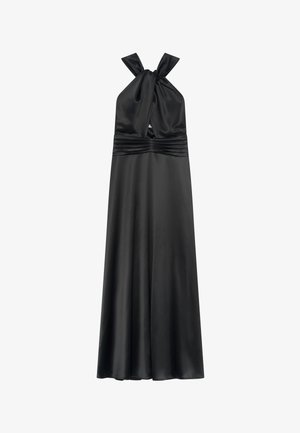 Robe noire en satin à halter avec un col noué, un corsage plissé et une jupe fluide. Texture lisse avec un subtil éclat.