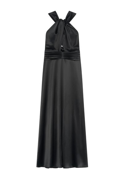 Sort satin halterneck kjole med bundet hals, plisseret liv og flydende nederdel. Glat tekstur med en subtil glans.