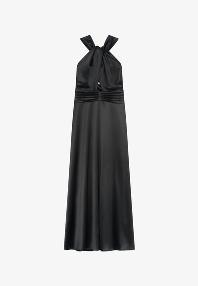 Schwarzes Satin-Halterkleid mit gebundenem Hals, plissiertem Oberteil und fließendem Rock. Glatte Textur mit subtiler Schimmer.
