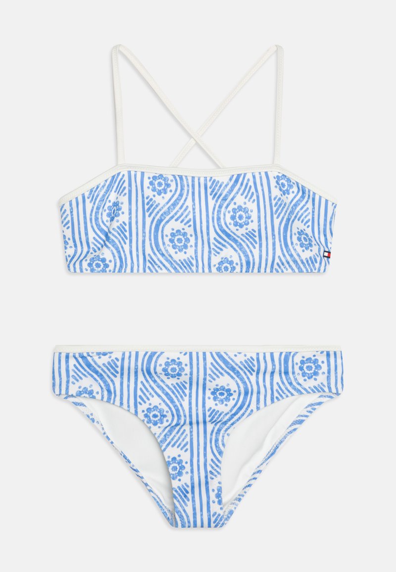 Bikiniset med ett blått blommönster och randigt mönster på vit duk. Toppen har en kortad design med korsade band.