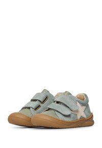 Světle zelené semišové boty s dvěma suchými zipy, béžovým hvězdným akcentem a flexibilní hnědou gumovou podrážkou. Design s kulatou špičkou.