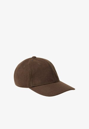 Bruine pet gemaakt van zachte, gestructureerde stof. Voorzien van een gebogen klep, gestikte details en ventilatiegaatjes aan de zijkanten.
