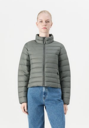 Lett cropped pufferjakke i dempet grønn farge, med horisontalt quiltet mønster, høy krage og hel glidelås-feste.