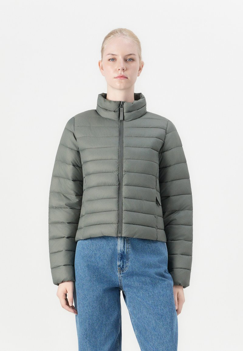Giacca leggera a pompa cropped in verde tenue, con motivo a righe orizzontali, colletto alto e chiusura con zip completa.