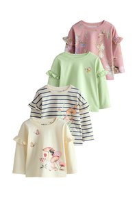 Quatre chemises à manches longues dans des couleurs pastel : rose à fleurs, verte avec des manches volantes, beige rayé et ivoire avec des motifs de champignons.