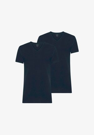 Due t-shirt nere semplici a maniche corte con scollo a V, mostrate distese e leggermente sovrapposte su uno sfondo bianco.