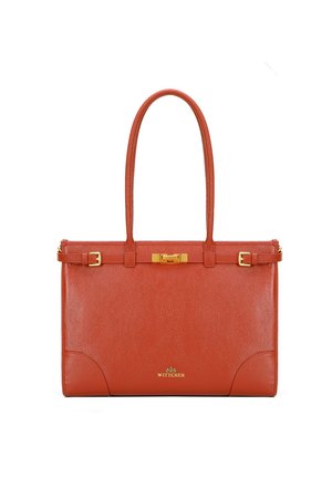 Rode leren tote bag met een textuur oppervlak, gouden hardware accenten en twee handvaten. Bevat een sluiting met een klap en het merklogo aan de onderkant.