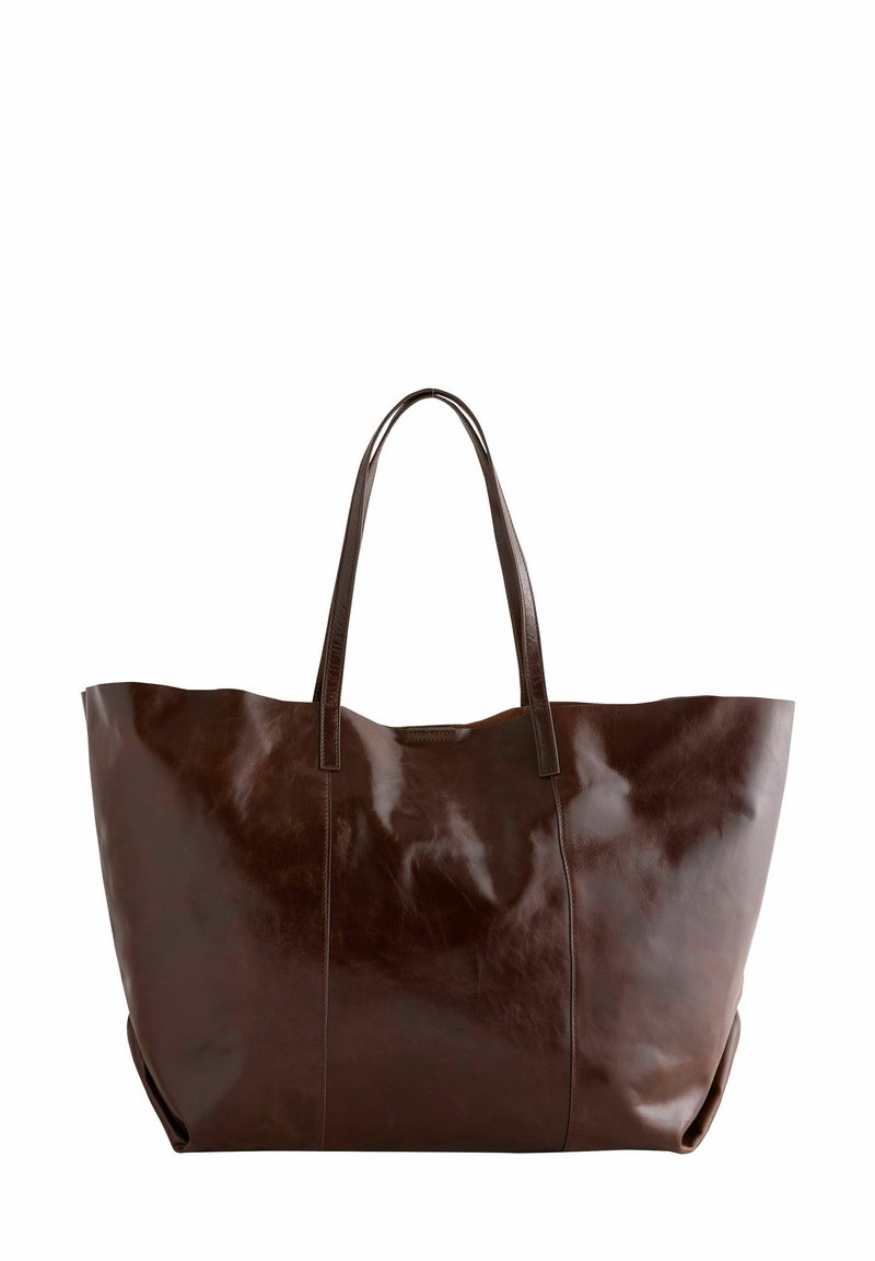 Große braune Ledertasche mit glatter Textur, zwei langen Tragegriffen und einem leicht verjüngten oberen Rand. Verfügt über ein minimalistisches Design.