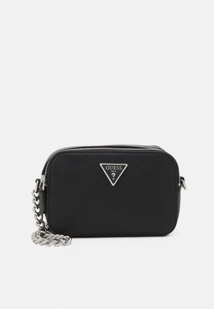Černá obdélníková crossbody taška Guess se stříbrným řetízkovým popruhem a trojúhelníkovým kovovým logem na strukturovaném povrchu.