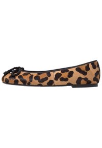 Chaussure ballerine en imprimé léopard avec un nœud tressé noir, texture en fausse fourrure douce et une semelle noire basse, dotée d'un design à bout rond.