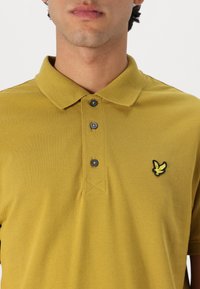 Lyle & Scott Polo marškinėliai - gold coloured