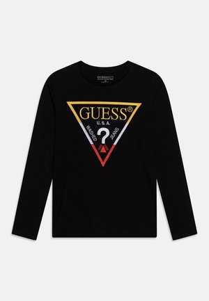 Schwarzes langärmliges Hemd mit einem dreieckigen, in Gelb, Rot und Weiß gestickten Logo. Das Logo enthält die Schriftzüge "GUESS", "U.S.A." und weitere Akzente.