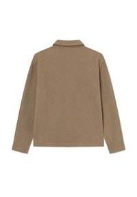 Καφέ, μακρυμάνικη εξωτερική πουκάμισο με γιακά. Μαλακό ύφασμα, μίνιμαλ σχέδιο. Η πίσω όψη δείχνει ευθεία γραμμή χωρίς ορατό εξοπλισμό ή διακοσμήσεις.