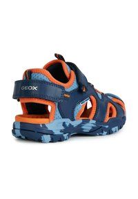 Modré a oranžové sandály Geox mají prodyšný design, suchý zip a podrážku s maskáčovým vzorem a výřezovými sekcemi pro ventilaci.