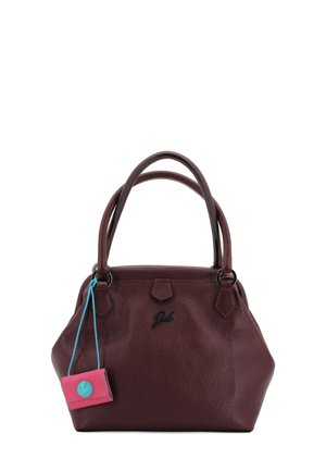 Borsa a mano in pelle bordeaux con doppio manico, superficie strutturata, dettagli in metallo e una targhetta rosa con particolare blu applicata.