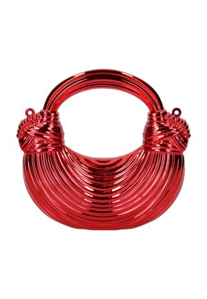 Glanzende rode metallic handtas met een afgerond, geribd lichaam en dikke handvatten die aan elke zijde zijn vastgeknoopt in decoratieve knopen.