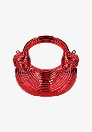 Sac à main métallique rouge brillant avec un corps arrondi et nervuré, et des poignées épaisses nouées en motifs décoratifs de chaque côté.
