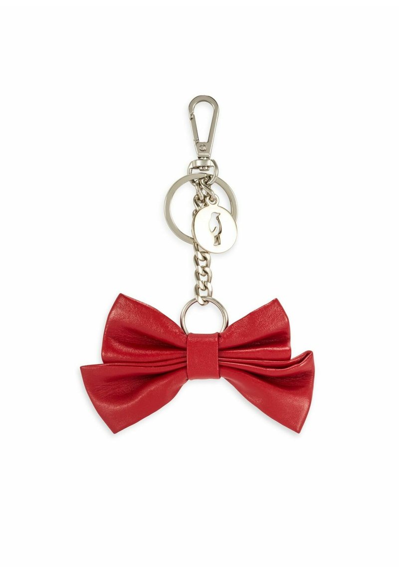 Czerwona skórzana kokardka w formie breloczka do kluczy, przymocowana do srebrnego łańcuszka i zapięcia z małą okrągłą metalową zawieszką.