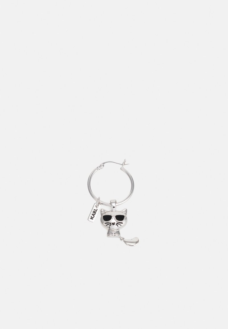 Boucle d’oreille créole en argent avec un pendentif en forme de chat portant des lunettes de soleil noires et une petite étiquette gravée du mot KARL.