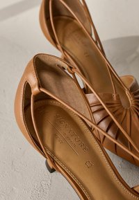Next REGULAR FIT SIGNATURE POINT TOE TUBE STRAP KITTEN - Pumps - tan brown