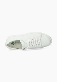 Baskets en cuir blanc avec une semelle plate, un bout rond et sept œillets. Surface texturée et logo vert sur la semelle intérieure.