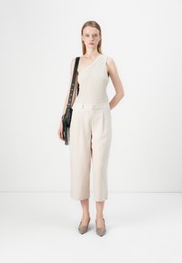 ONLY ONLLANDO PLEAT CULOTTE PANT - Broek - pumice stone