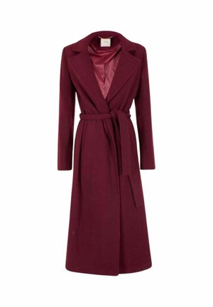 Cappotto in lana bordeaux caratterizzato da un design sartoriale, maniche lunghe, vita segnate da una cintura e foderato in satin. Collo a risvolto distintivo e silhouette affusolata.