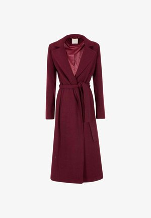 Cappotto in lana bordeaux caratterizzato da un design sartoriale, maniche lunghe, vita segnate da una cintura e foderato in satin. Collo a risvolto distintivo e silhouette affusolata.