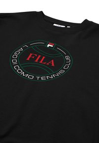 Czarna bluza z kapturem z okrągłym logo z napisem "FILA" na czerwono, otoczonym białym napisem "LAGODI COMO TENNIS CLUB" z zielonym obrysem.