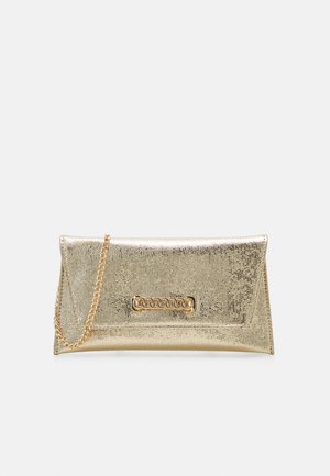 Gull clutch-veske med en teksturert metallisk finish, utstyrt med en gullkjede-rem og en dekorativ kjedelenke-detalj på forsiden.