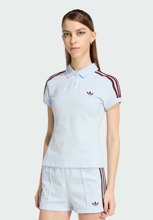 Jasnoniebieska koszulka polo z kołnierzykiem i bordowymi paskami, zestawiona z pasującymi jasnoniebieskimi szortami z bordowymi detalami i logo.