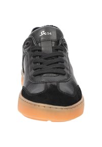 Schwarze Sneaker aus Leder und Wildleder mit runder Zehenpartie, Schnürdesign, gestanzten Akzenten und Gummisohle mit orangefarbenem Profil.