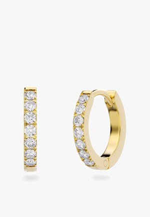 Paire de boucles d'oreilles anneaux en or ornées d'une rangée de diamants ronds transparents, l'une est fermée et l'autre ouverte pour montrer le mécanisme de fermeture.