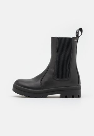 Sort læder Chelsea-støvle med ribbet elastisk sidepanel, trækstrop bagpå og tyk sål med slidmønster for godt fodfæste.